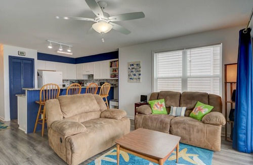 Surf City House | Oceanfront 3BR Turtle Cove townhome in Surf City, perfect for 7 guests.
