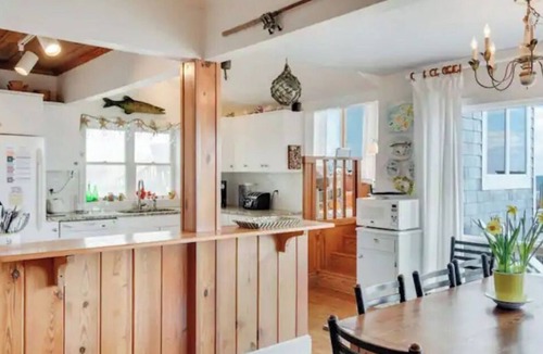 Nags Head Cottage | Oceanfront 5 bedroom in Nags Head, NC Outer Banks. Art lovers home.
