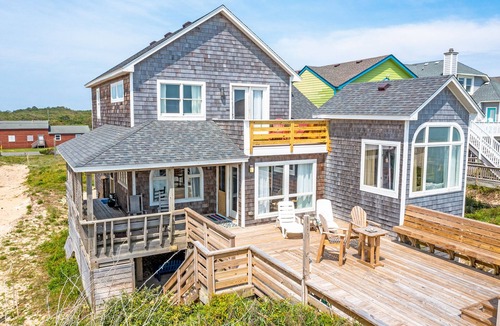 Nags Head Cottage | Oceanfront 5 bedroom in Nags Head, NC Outer Banks. Art lovers home.