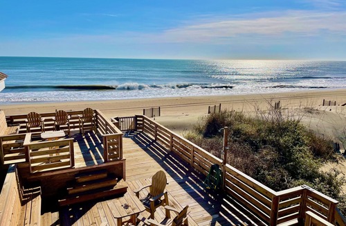 Nags Head Cottage | Oceanfront 5 bedroom in Nags Head, NC Outer Banks. Art lovers home.