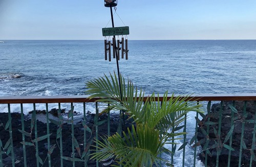 Kahaluu Bay House | Oceanfront, 5 STAR, Home 3 BR/3 BA, wonderful lanai and Jacuzzi -Sleeps 8