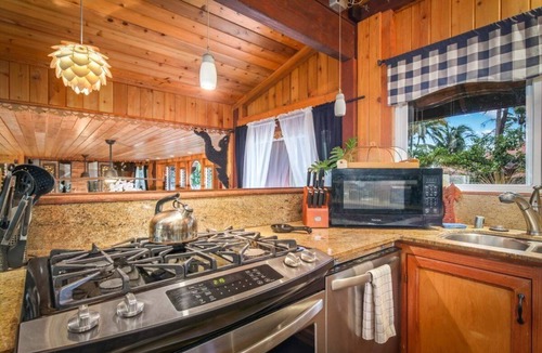 Kehena Beach Estates House | Oceanfront Bali House next to Kehena Black Sand Beach w/Hot tub