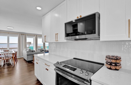 Surf City House | OCEANFRONT, Gorgeous Views + Linens Included!