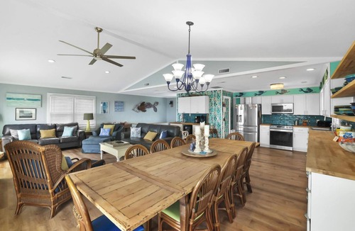 Salvo House | OCEANFRONT- Hatteras Island/Salvo: 2 Primaries, Hot Tub, Large Open Living Space