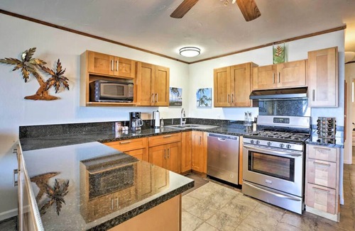 Ualapue Condo | Oceanfront, king bed, queen murphy bed, beach/pickleball supplies & car option