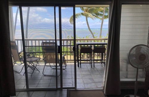 Ualapue Condo | Oceanfront, king bed, queen murphy bed, beach/pickleball supplies & car option