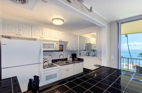 Honokowai Apartment | Oceanfront Lahaina Condo with Balcony and Pool Access!