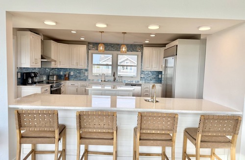 Duck House | 🏖️Oceanfront Sanderling! Hot tub on top deck! Game Room! Pets! Community Pool!