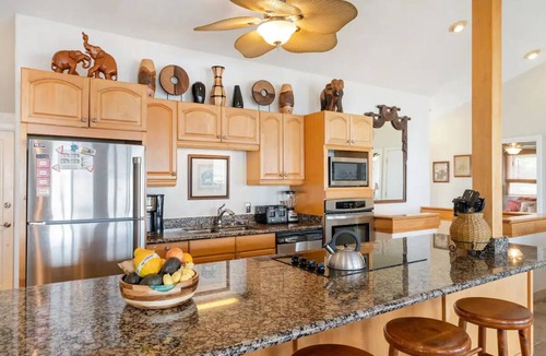 Makaha House | Oceanfront Sandy Beach 6 Bedrooms 4 Baths Jacuzzi