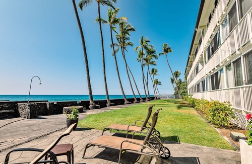 Kahaluu Bay Condo | Oceanfront Studio at Magic Sands Relax to Waves Dine by Pool!