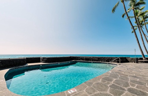 Kahaluu Bay Condo | Oceanfront Studio at Magic Sands Relax to Waves Dine by Pool!