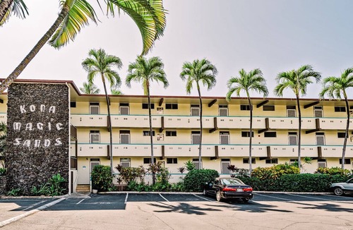 Kahaluu Bay Condo | Oceanfront Studio at Magic Sands Relax to Waves Dine by Pool!