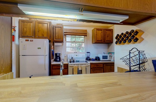 Maunaloa Apartment | Oceanfront Studio w/Free WiFi, Lanai, & Shared Pool, Grills - Walk to the Beach