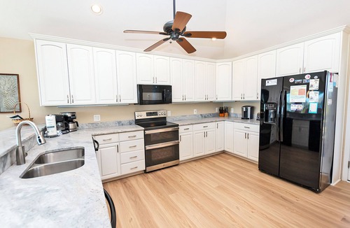 Whalehead Beach House | Oceanside, 8 BRs, Priv Pool, Pool Table, Close to Beach Access, WW869, Bikini Bottom