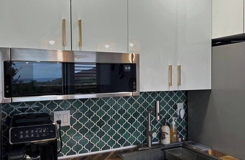 Makaha Apartment | Oceanview Apartment in Paradise. Car rent available