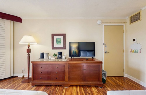 Hanamaulu Apartment | Oceanview getaway w/shared pools, gym, & hot tub - walk to the beach!