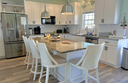 Long Beach Hotel | Oceanview Key Rest on Oak Island: Spacious 6BR, 5BA home for 15 guests with pool.