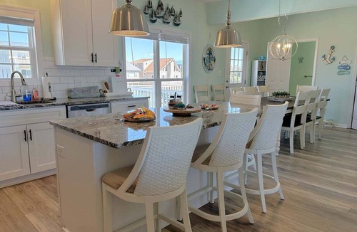 Long Beach Hotel | Oceanview Key Rest on Oak Island: Spacious 6BR, 5BA home for 15 guests with pool.