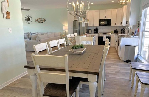 Long Beach Hotel | Oceanview Key Rest on Oak Island: Spacious 6BR, 5BA home for 15 guests with pool.