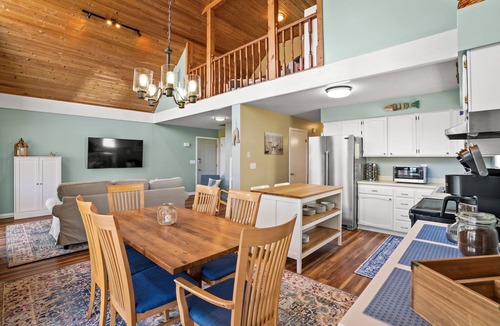 Captain's Cove House | Off Duty | Waterfront, Dock & Boat Lift, Screened Porch, Tiki Bar + Community Pools, Pet Friendly