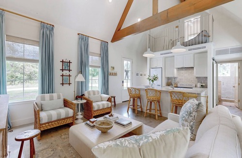 Brenham House | Off-Grid & Elegant Farmhouse Near Somerville Lake