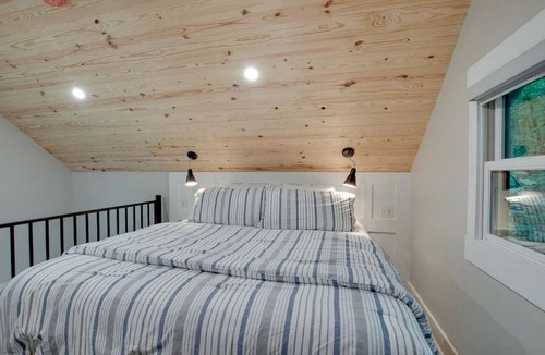 Groveoak Cabin | Off-grid Tree House Suitable for Four in Alabama