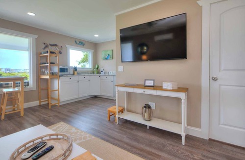 Supply Cottage | Old Ferry Cottage.A Secluded Coastal Getaway ~ 5 minutes to Holden Beach!