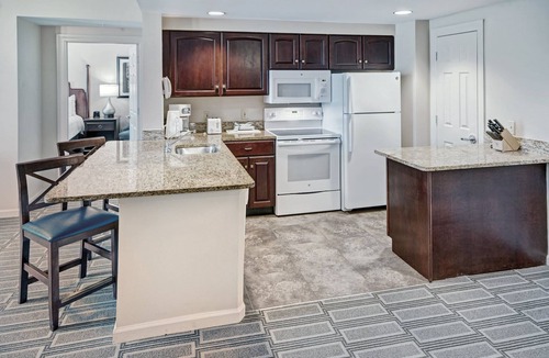 Old Town West Condo | Old Town Alexandria | 1BR/1BA King Bed Suite