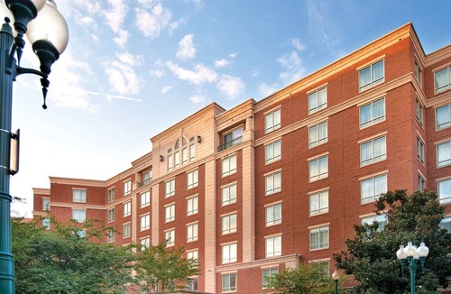 Old Town West Condo | Old Town Alexandria | 3BR/3BA King Pres Suite