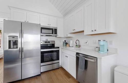 Old Village House | Old Village Guest House - 5 Mins to the Beach!