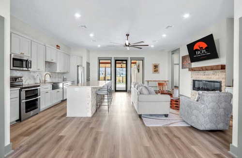 Fredericksburg House | Oma’s Haus at Arch Ray | Walk to Winery, Brewery & Live Music