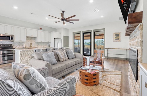 Fredericksburg House | Oma’s Haus at Arch Ray | Walk to Winery, Brewery & Live Music