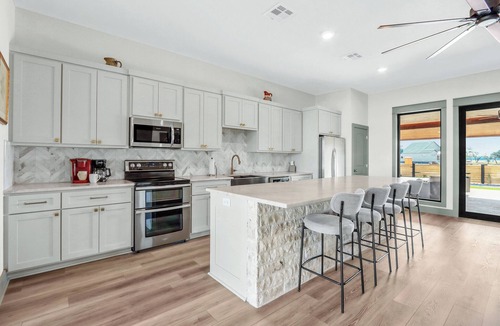Fredericksburg House | Oma’s Haus at Arch Ray | Walk to Winery, Brewery & Live Music