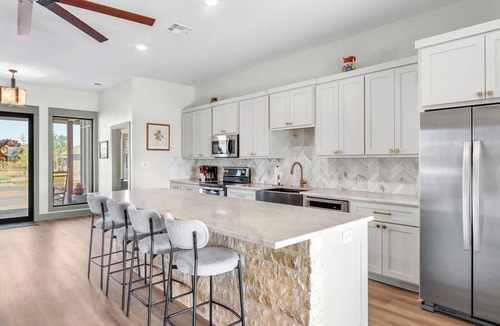 Fredericksburg House | Oma’s Haus at Arch Ray | Walk to Winery, Brewery & Live Music