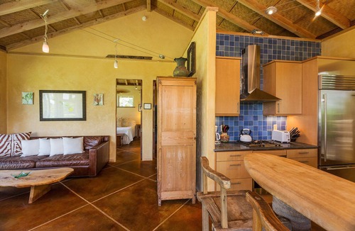 Hamakuapoko Cottage | On the Edge of a Gulch, Privacy, Charm, Unique Style Cottage - Permitted