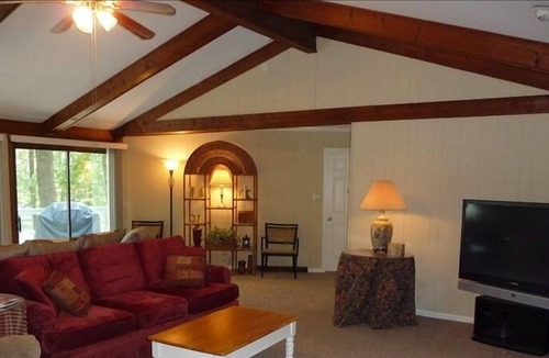 Greensboro Cottage | On the Lake and In the Woods
