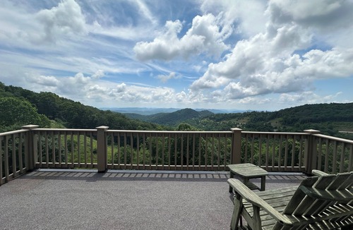 Apple Ridge Condo | On the Rocks - Cozy 1-br condo w/stunning views 5 mins to downtown Blowing Rock