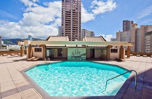 Waikiki Apartment | One Bedroom Discovery Bay Condos with Kitchen, Free Wifi & Amazing Views