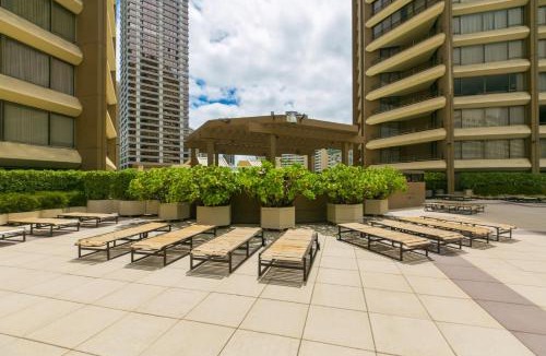 Waikiki Apartment | One Bedroom Discovery Bay Condos with Kitchen, Free Wifi & Amazing Views