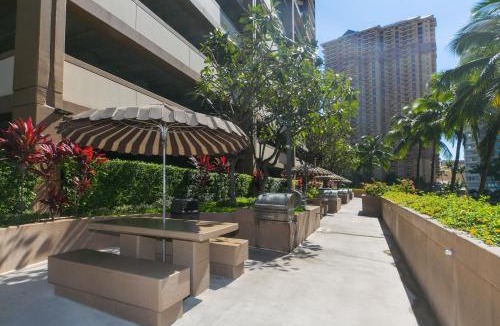 Waikiki Apartment | One Bedroom Discovery Bay Condos with Kitchen, Free Wifi & Amazing Views