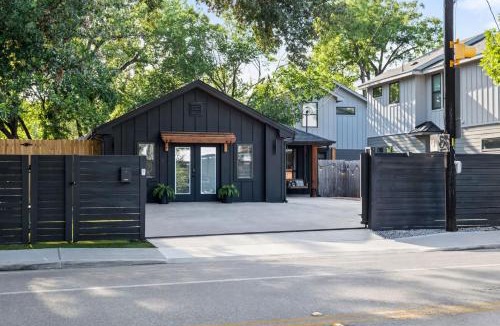 Govalle House | Onyx & Oak - Hot Tub & Backyard Oasis East Austin