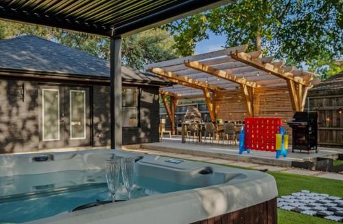 Govalle House | Onyx & Oak - Hot Tub & Backyard Oasis East Austin