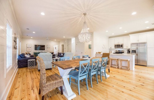 Savannah Beach House | 🔑 operated SAFETY pool cover! Close to downtown and beach☀️ 🌊