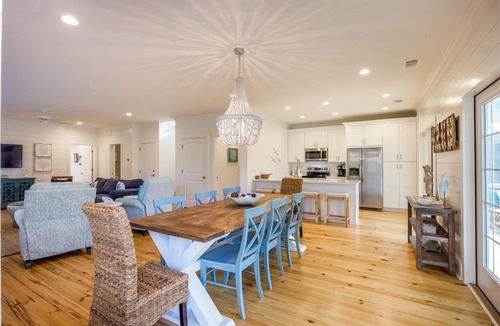 Savannah Beach House | 🔑 operated SAFETY pool cover! Close to downtown and beach☀️ 🌊