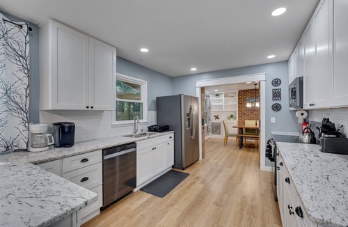 North Raleigh House | Optimist Prime – Fenced 3BR Near Pool, Deck, Wi-Fi, Pets OK, Near Midtown