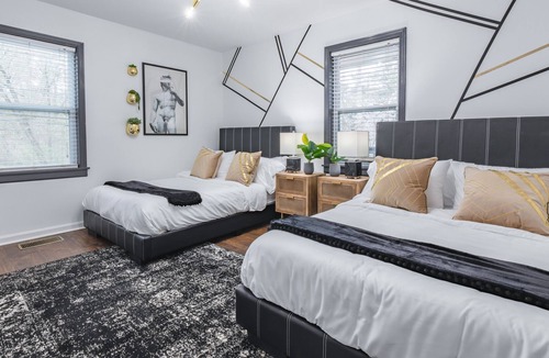 Collier Hills House | Opuluxe Renaissance Art Luxe Stay Downtown ATL Sleeps 16
