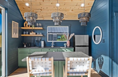 Fredericksburg Cabin | Ori Treehouse*Lux*Hot tub*Fredericksburg*Tesla*EV