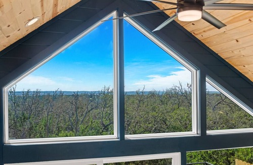 Fredericksburg Cabin | Ori Treehouse*Lux*Hot tub*Fredericksburg*Tesla*EV