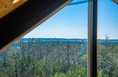 Fredericksburg Cabin | Ori Treehouse*Lux*Hot tub*Fredericksburg*Tesla*EV