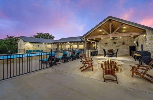 Sabinal House | Outdoor kitchen, volleyball, swimming pool & hot tub!